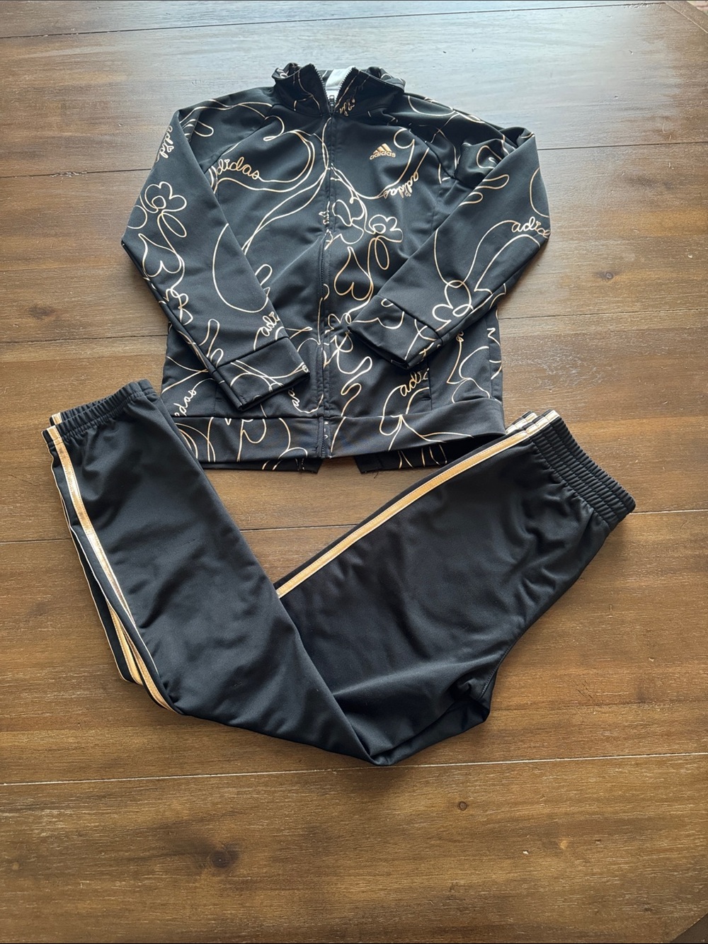 Size M (10-12) Adidas track suit set jacket and paints